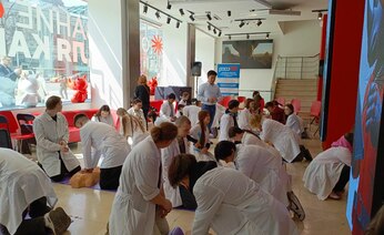 В Университете "Синергия" прошел обучающий флешмоб "Запусти сердце. Дети спасают жизни"