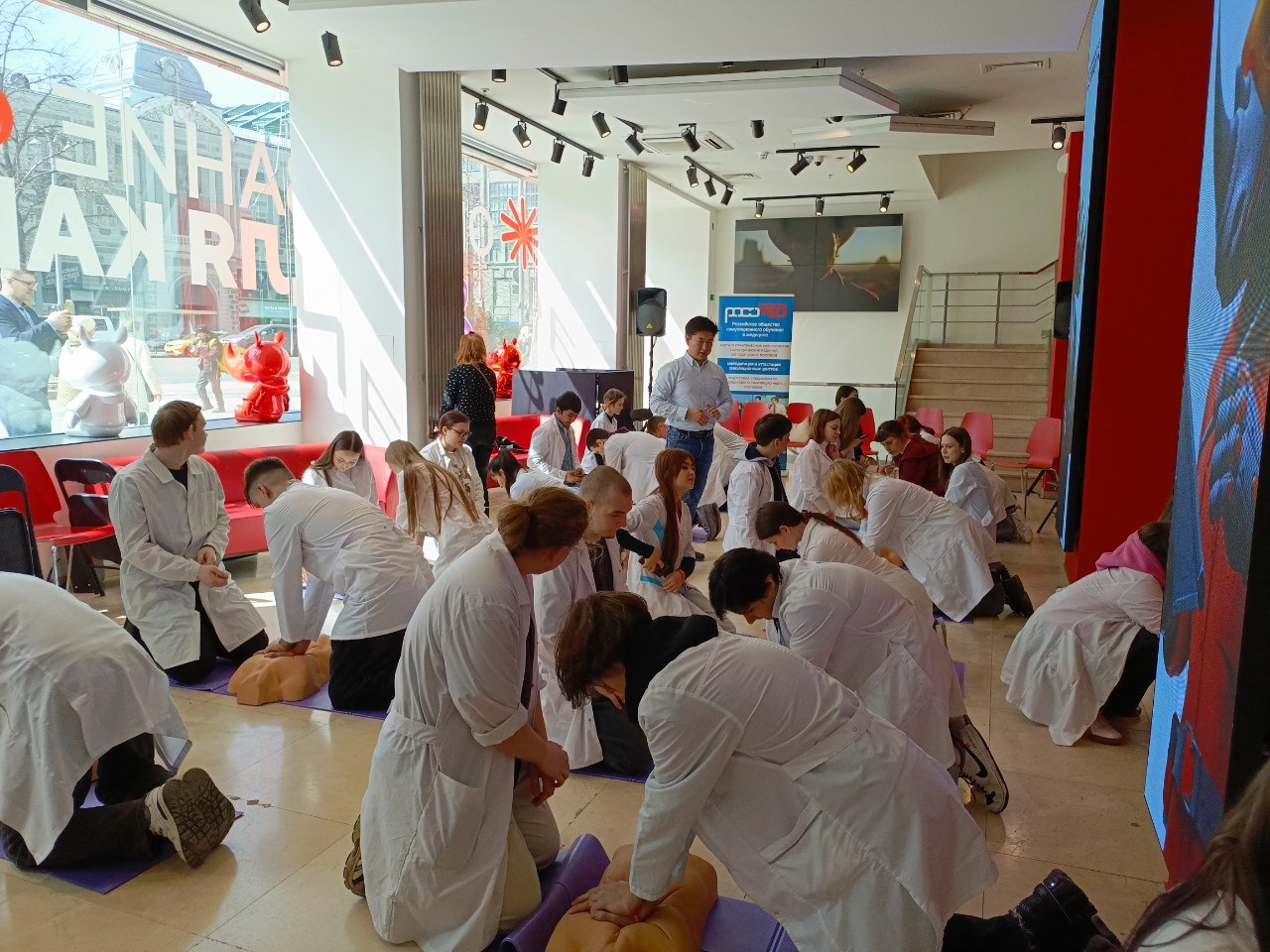 В Университете "Синергия" прошел обучающий флешмоб "Запусти сердце. Дети спасают жизни"